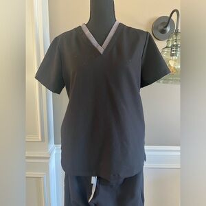 Figs scrub set in Black with accent grey collar size M
